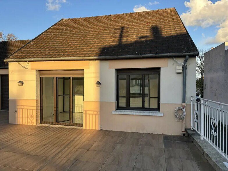 Bureau dans Conflans-Sainte-Honorine à louer - Photo du bâtiment - Image 1 de 8