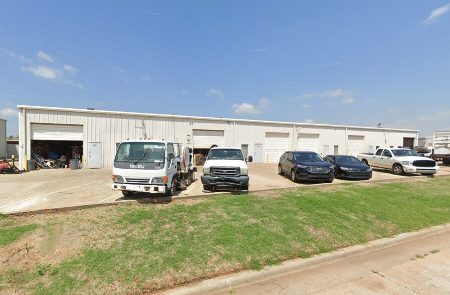 8001 N Wilshire Ct, Oklahoma City, OK à louer - Photo du bâtiment - Image 1 de 1