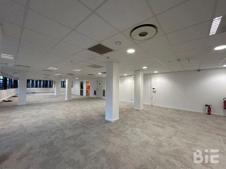 Office in Bordeaux for lease - Interior Photo - Image 3 of 11