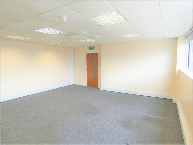 Great West Rd, Brentford for lease - Building Photo - Image 3 of 6