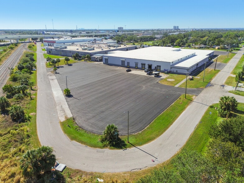 3900 W Coachman Ave, Tampa, FL à louer - Photo du bâtiment - Image 1 de 24