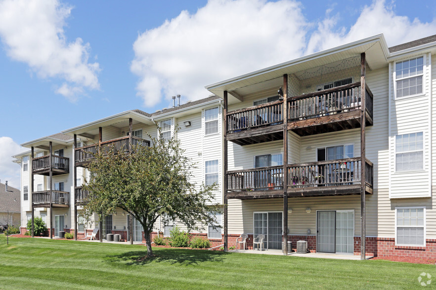 7055 Crown Point Ave, Omaha, NE à vendre - Photo principale - Image 1 de 1