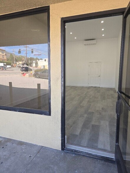 4050 La Crescenta Ave, Montrose, CA à louer - Photo du bâtiment - Image 3 de 12