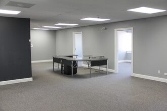 559-617 N York St, Elmhurst, IL for lease Interior Photo- Image 1 of 3