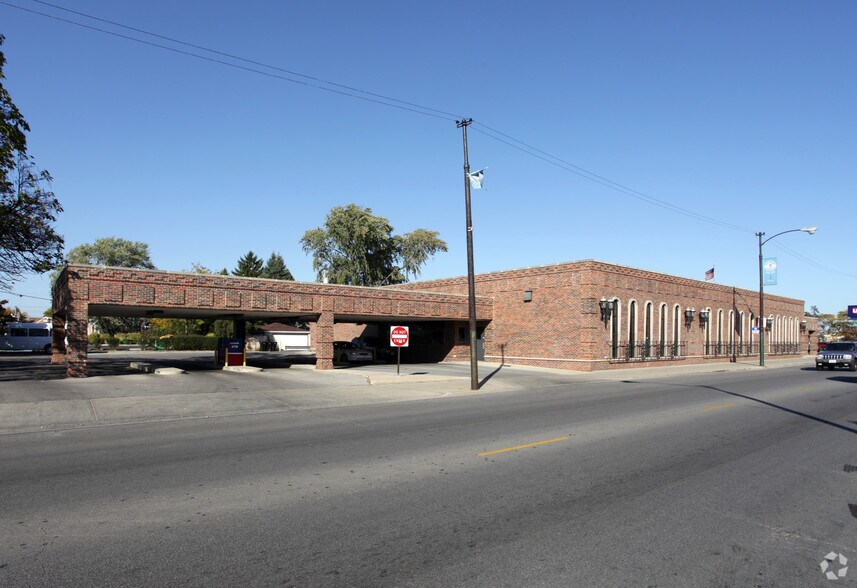 5850 W Belmont Ave, Chicago, IL à vendre - Photo du bâtiment - Image 2 de 8