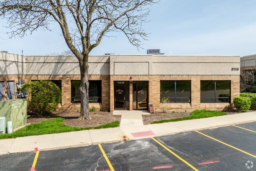 3115 N Wilke Rd, Arlington Heights, IL à vendre - Photo du bâtiment - Image 3 de 4