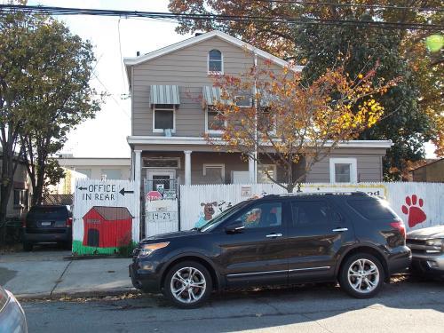 14-27 128th St, College Point, NY à louer - Photo du bâtiment - Image 1 de 9