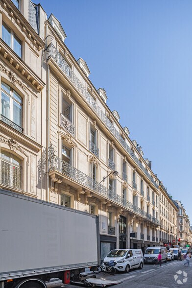 rue de La Boétie, Paris à louer - Photo du bâtiment - Image 3 de 4