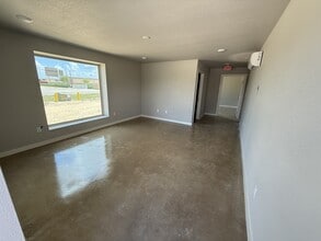 7990 Old Bastrop Rd, New Braunfels, TX for lease Interior Photo- Image 2 of 10