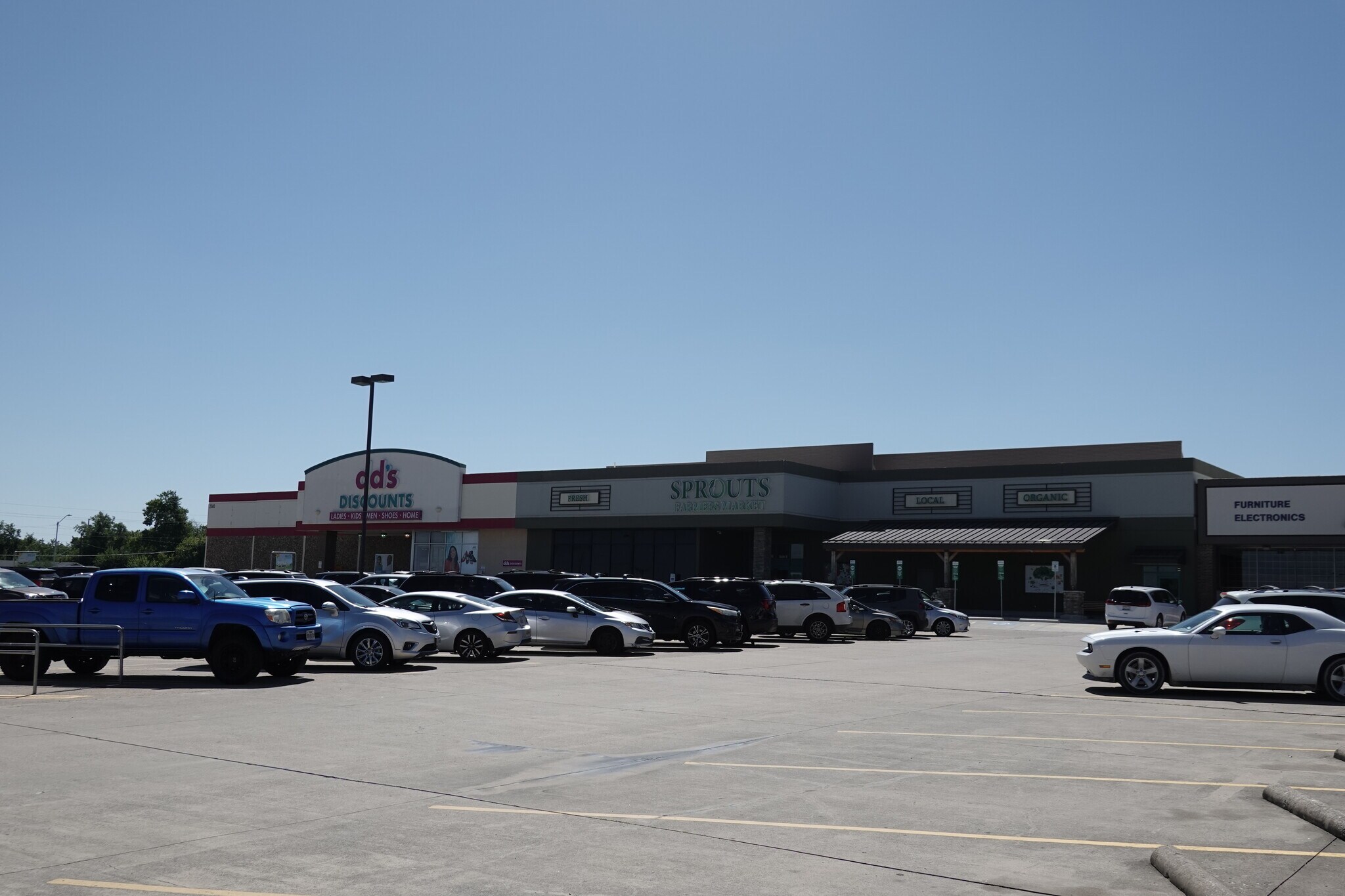 817 W Pioneer Pky, Grand Prairie, TX à vendre Photo du bâtiment- Image 1 de 1