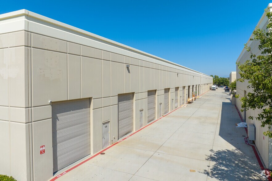 24335 Prielipp Rd, Wildomar, CA à louer - Photo du bâtiment - Image 2 de 4