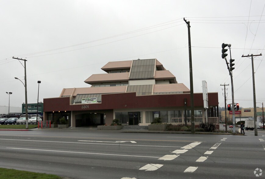 3301 Douglas St, Saanich, BC à louer - Photo du bâtiment - Image 3 de 4