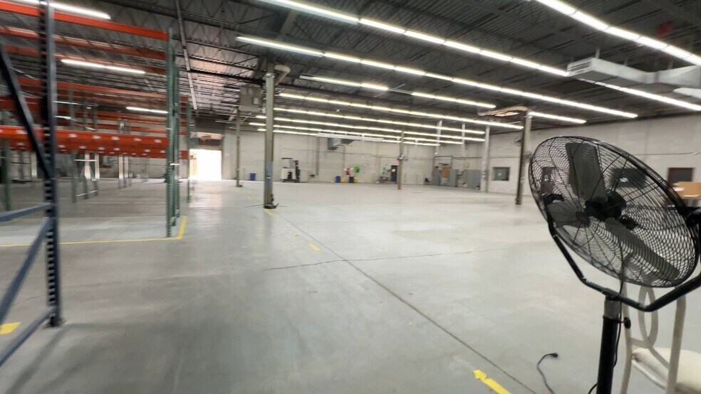 333 W Hintz Rd, Wheeling, IL à louer - Vidéo sur l’inscription commerciale - Image 2 de 20