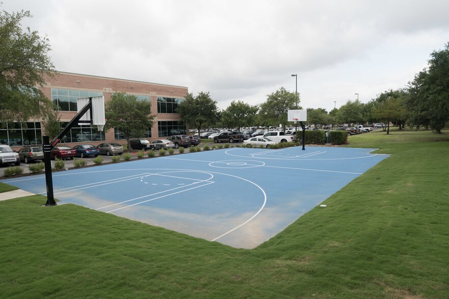 9401 Amberglen Blvd, Austin, TX à louer - Photo du bâtiment - Image 3 de 6