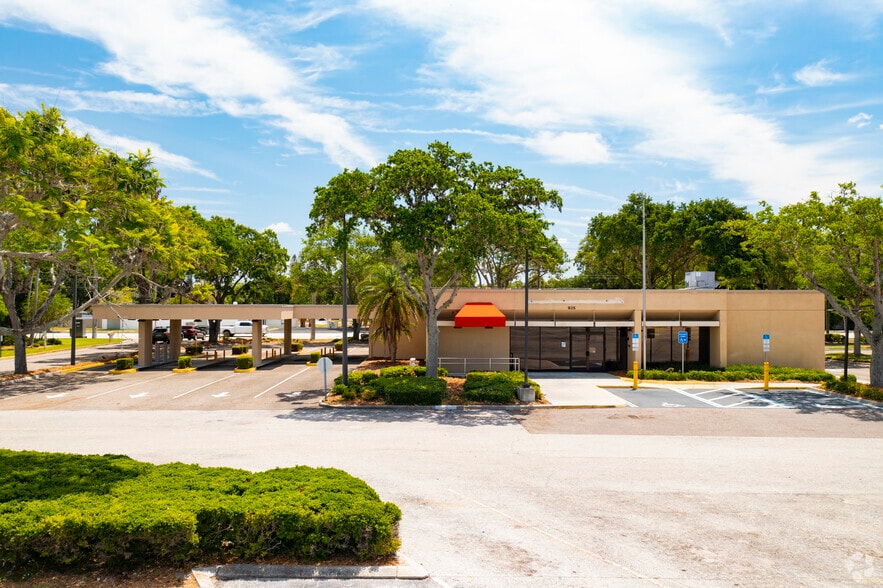935 Beneva Rd N, Sarasota, FL à louer - Photo du bâtiment - Image 3 de 7