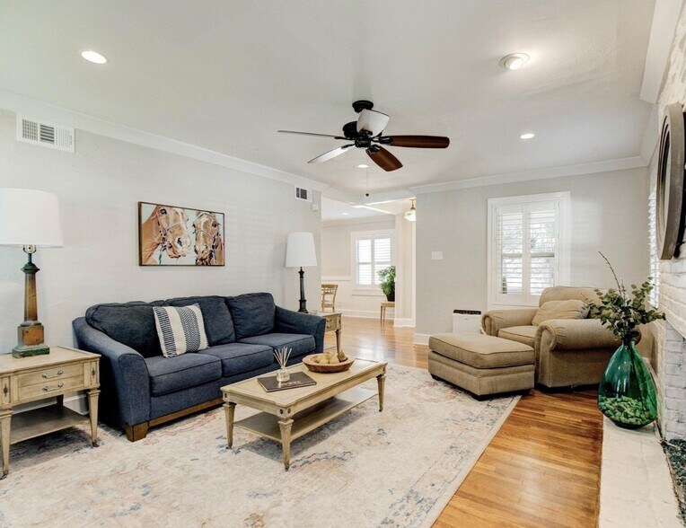 3256 Rogers Ave, Fort Worth, TX for sale - Interior Photo - Image 2 of 9