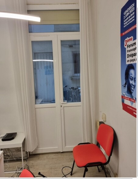 Retail in Paris for lease - Building Photo - Image 2 of 6