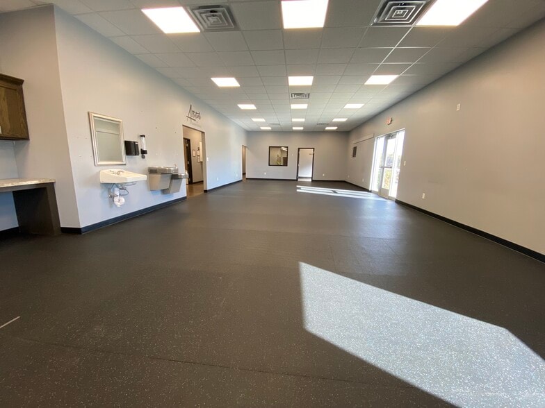 2221 John Williams Blvd, Bedford, IN à vendre - Photo du bâtiment - Image 3 de 82