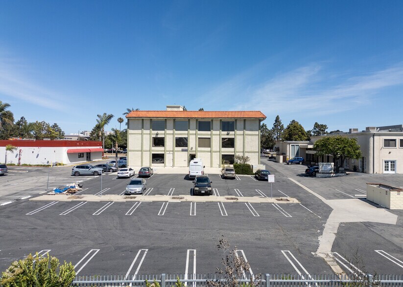 23717 Hawthorne Blvd, Torrance, CA à louer - Photo du bâtiment - Image 3 de 23
