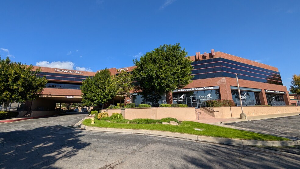 299 W Foothill Blvd, Upland, CA à vendre - Photo du bâtiment - Image 3 de 22