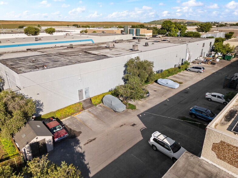 8449-8459 NW 66th St, Miami, FL à louer - Photo du bâtiment - Image 3 de 24