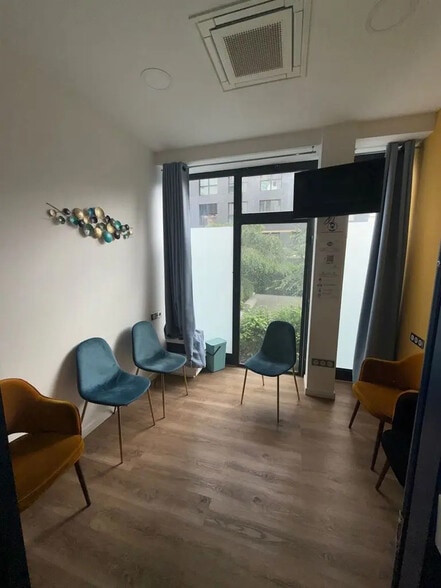 Retail in Paris for lease - Interior Photo - Image 2 of 5