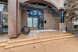 5430 17th Ave SE, Calgary, AB à louer Photo du bâtiment- Image 2 de 10