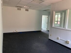 2341 Whitney Ave, Hamden, CT à louer Photo intérieure- Image 2 de 9