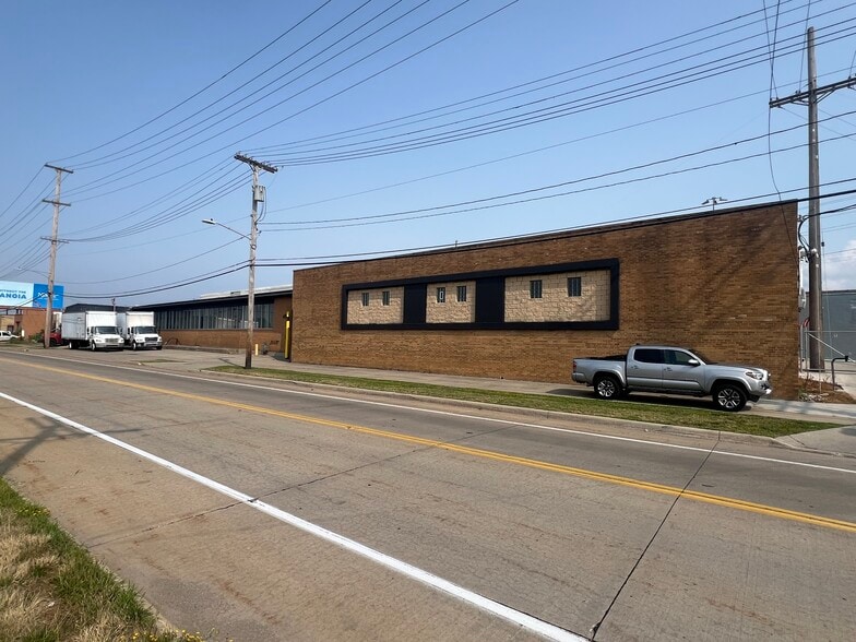 17600 S Waterloo Rd, Cleveland, OH for lease - Primary Photo - Image 1 of 5