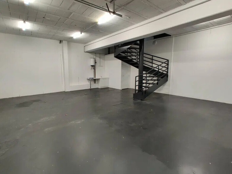 Flex in Bondoufle for lease - Interior Photo - Image 2 of 6