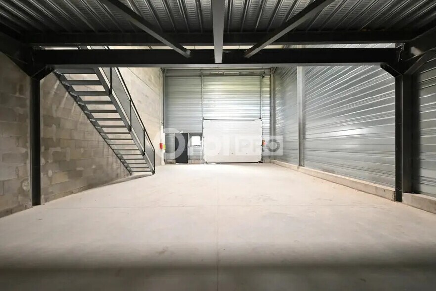 Flex in Saint-Priest for lease - Interior Photo - Image 2 of 9