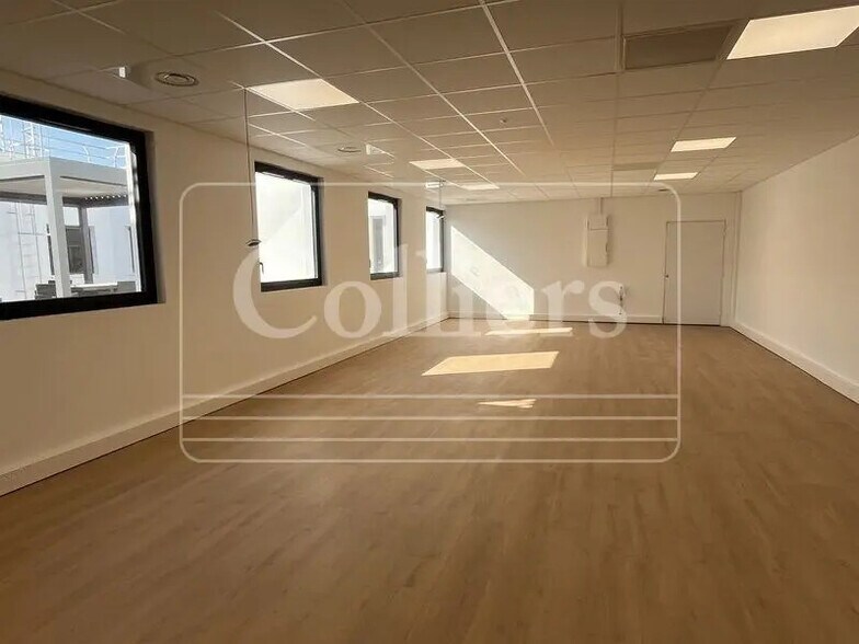 Office in Marseille for lease - Interior Photo - Image 3 of 5