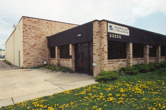 32250 Howard Ave, Madison Heights, MI à louer - Photo du bâtiment - Image 3 de 5