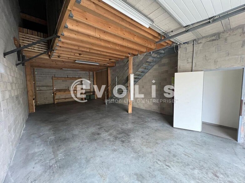 Flex in Varennes-Jarcy for lease - Interior Photo - Image 2 of 5