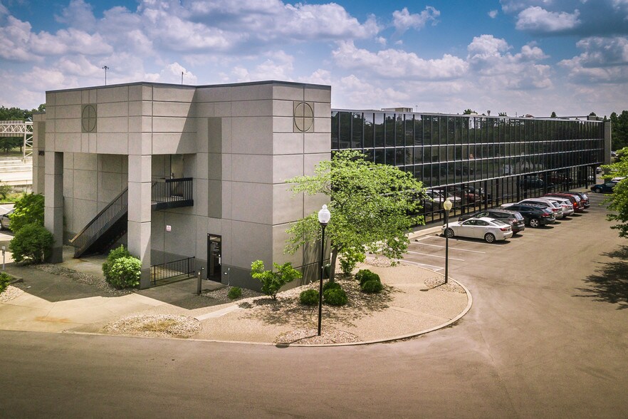 100-160 Sherburn Ln, Louisville, KY à louer - Photo du bâtiment - Image 2 de 5