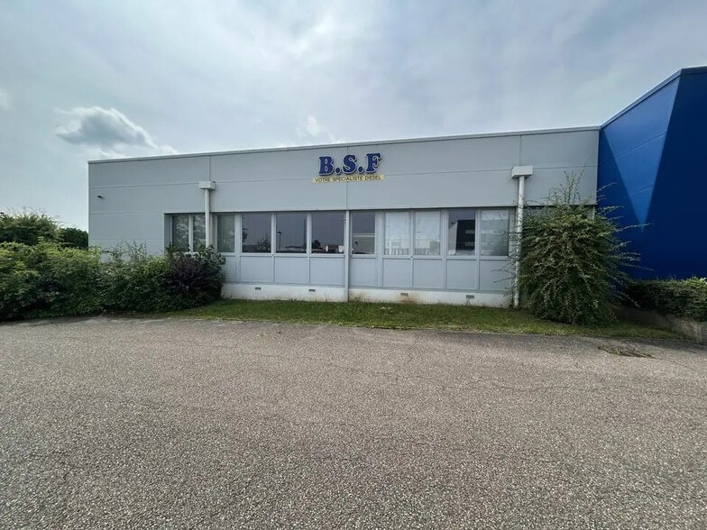 Flex in Metz for sale - Building Photo - Image 2 of 13