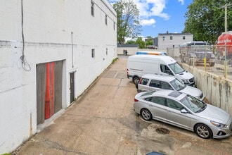 1804 Plaza Ave, New Hyde Park, NY à louer Photo intérieure- Image 2 de 13