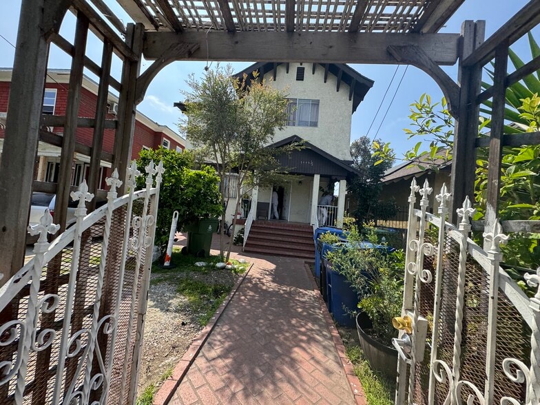 2005 Magnolia Ave, Los Angeles, CA for sale - Building Photo - Image 2 of 38