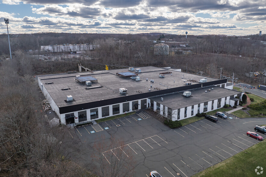 562 Captain Neville Dr, Waterbury, CT à louer - Photo du bâtiment - Image 3 de 6