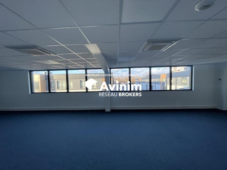 Industrial in Villeneuve La Garenne for lease - Interior Photo - Image 3 of 4