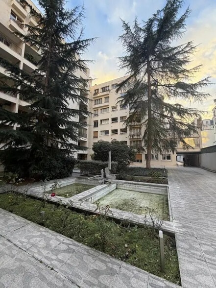 Retail in Paris for sale - Building Photo - Image 1 of 15