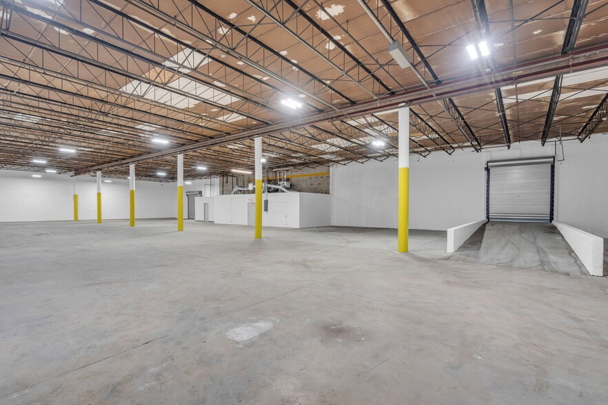 325-337 W 75th Pl, Hialeah, FL for lease - Building Photo - Image 3 of 12