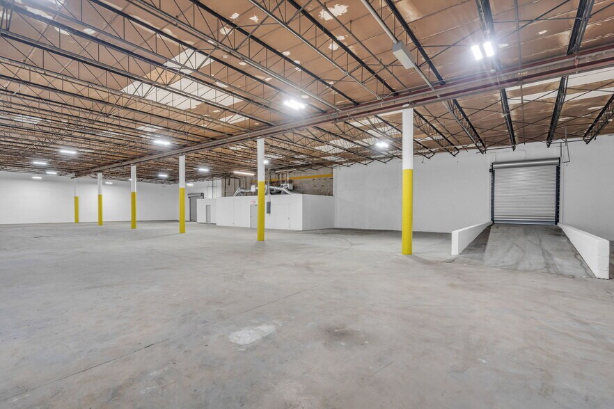 325-337 W 75th Pl, Hialeah, FL à louer - Photo du bâtiment - Image 3 de 12