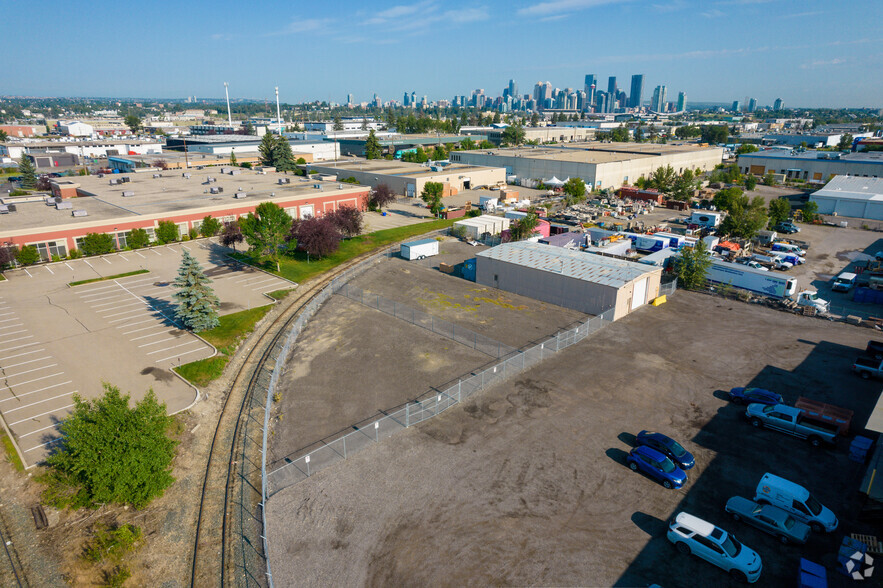 4107 SE 11 St, Calgary, AB à vendre - Photo du bâtiment - Image 1 de 1