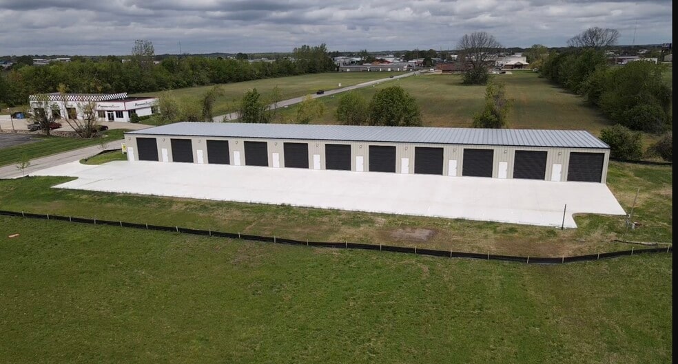 747 Royal Ave, Evansville, IN for lease - Primary Photo - Image 1 of 2