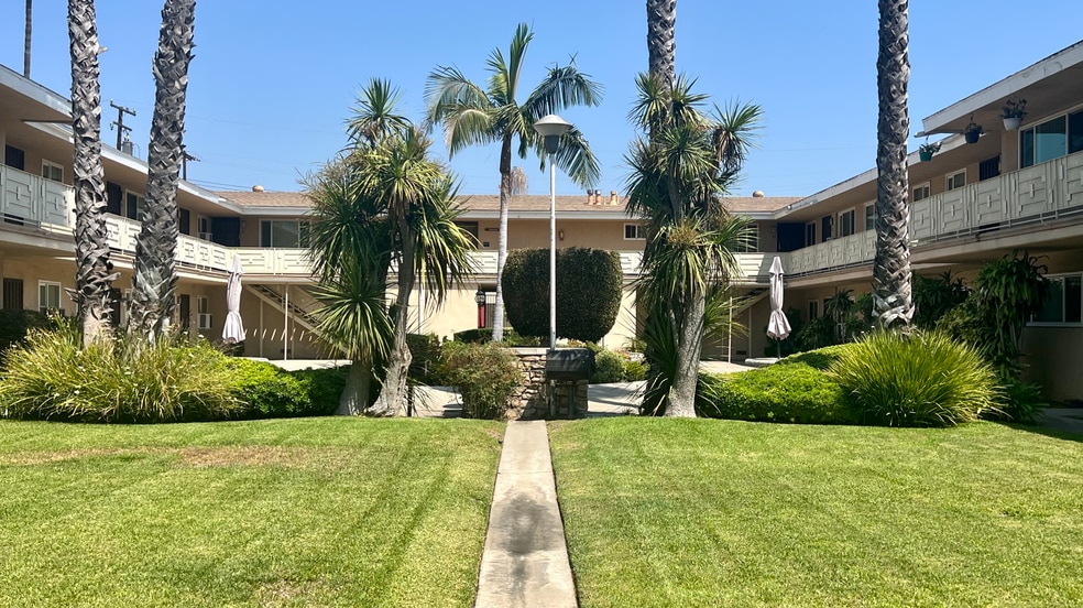 315 S Bedford Rd, Orange, CA for sale - Building Photo - Image 3 of 8