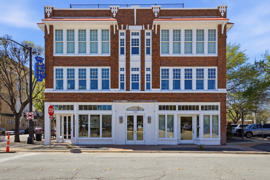 1200 W Magnolia Ave, Fort Worth, TX à louer - Photo du bâtiment - Image 2 de 17