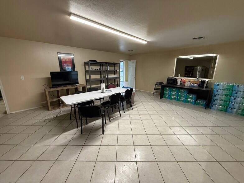 115 Wyoming Blvd, Pleasanton, TX à louer - Photo du bâtiment - Image 3 de 21