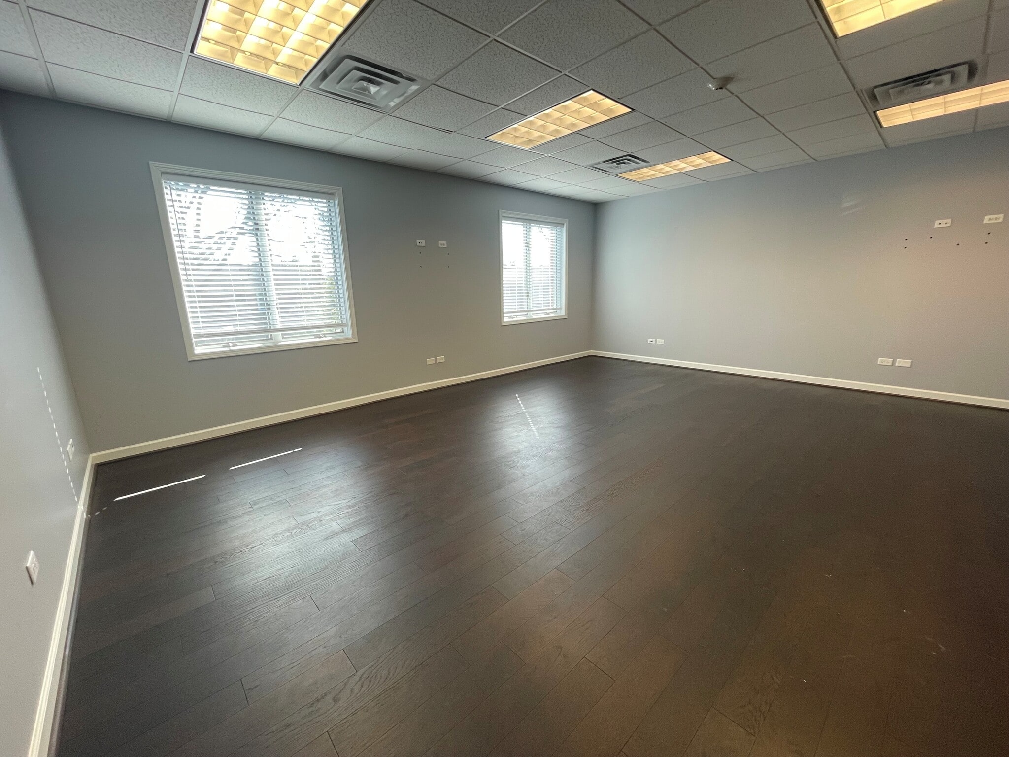 915 W 55th St, Western Springs, IL for lease Interior Photo- Image 1 of 4