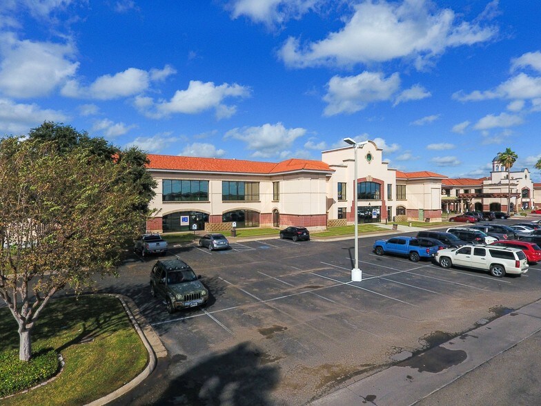 7210 McPherson Rd, Laredo, TX à louer - Photo du bâtiment - Image 2 de 6